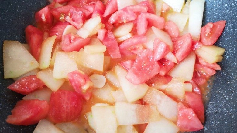 清炒冬瓜片,翻炒至西红柿稍微有点出汁。