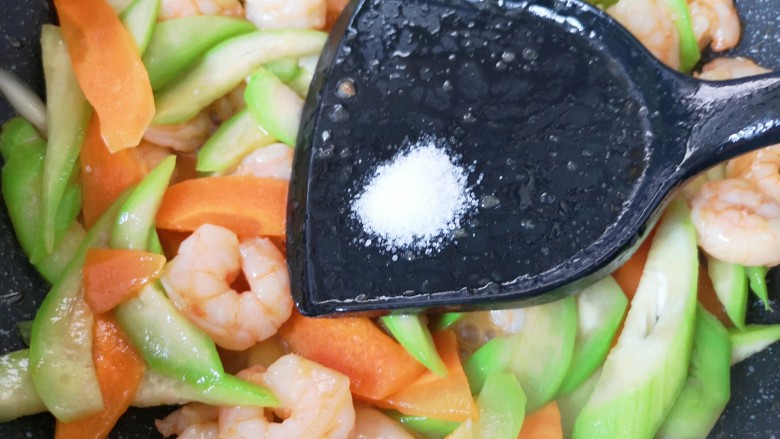 丝瓜炒虾仁,放盐调味。