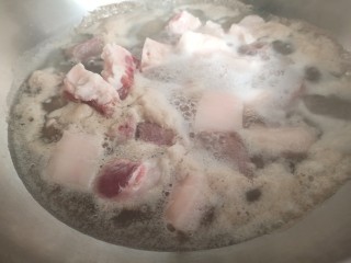 肉夹馍,五花肉切成小方块，放进煮开的水里汆烫，去除血水