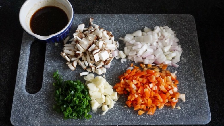 脆皮日本豆腐,配菜该洗洗该切切

，调料全部放小碗里混合均匀