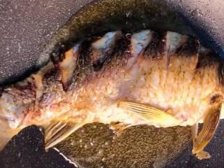 红烧草鱼,起锅烧油炸至两面金黄。