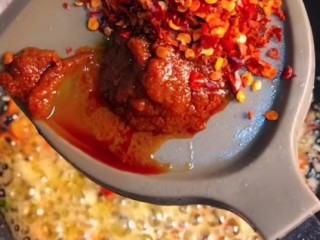 红烧草鱼,放入辣椒酱和辣椒粉。