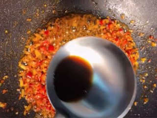 红烧草鱼,放入少许的陈醋提味，然后再放一勺清水。