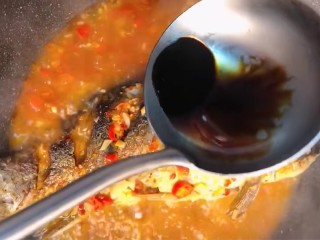 红烧草鱼,再放适量的红烧酱油。