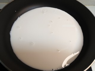 双拼色果冻,锅中倒入牛奶小火加热。