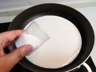 双拼色果冻,向正在加热的牛奶中加入50克白凉粉，一勺白糖，均匀搅拌至冒泡。