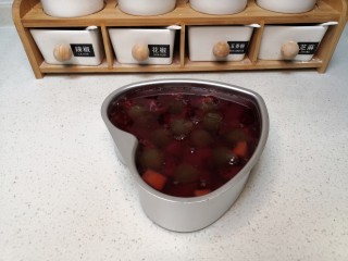 双拼色果冻,加热冒泡的葡萄汁倒在模具里，没过水果，静置一小时即可食用。