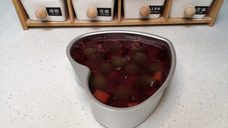 双拼色果冻,加热冒泡的葡萄汁倒在模具里，没过水果，静置一小时即可食用。