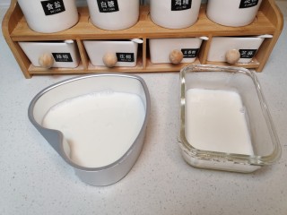 双拼色果冻,将冒泡的牛奶倒入模具中，因为准备做双层的，建议牛奶不要超过模具的一半。