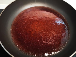 双拼色果冻,锅中倒入葡萄汁加热，这个步骤建议在牛奶冷却的时候开始慢慢做。