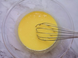 红丝绒水果裸蛋糕,蛋清蛋黄分离，放蛋清蛋黄的容器必须无油无水保持干净，蛋清先放一边，用手动打蛋器把蛋黄搅打均匀。