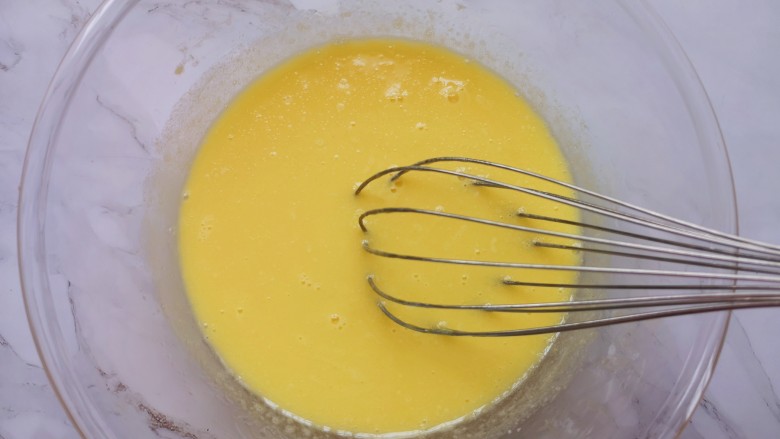 红丝绒水果裸蛋糕,蛋清蛋黄分离，放蛋清蛋黄的容器必须无油无水保持干净，蛋清先放一边，用手动打蛋器把蛋黄搅打均匀。