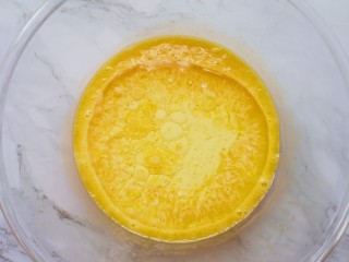 红丝绒水果裸蛋糕,加入牛奶和玉米油继续搅打，直到蛋黄、牛奶和玉米油完全融合。