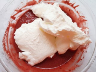 红丝绒水果裸蛋糕,打发好的蛋白分成三份，取中间的三分之一加入到红丝绒蛋黄糊里面，用硅胶刮刀采用切拌和翻拌的方法混合均匀。