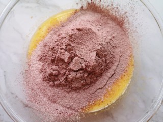 红丝绒水果裸蛋糕,红曲粉和低筋面粉混合均匀，筛入蛋黄糊里面，用手动打蛋器呈“Z”字形来回搅动，切记不要转圈搅拌，以免起筋。