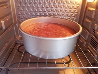 红丝绒水果裸蛋糕,送入预热好的烤箱。