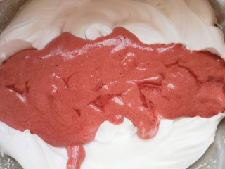 红丝绒水果裸蛋糕,再把混合好的蛋黄糊倒回到剩下的三分之二蛋白里面，以同样的手法继续混合均匀。