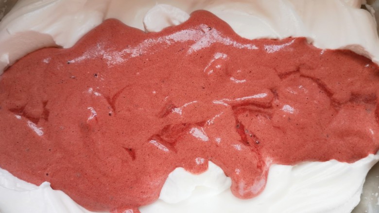 红丝绒水果裸蛋糕,再把混合好的蛋黄糊倒回到剩下的三分之二蛋白里面，以同样的手法继续混合均匀。