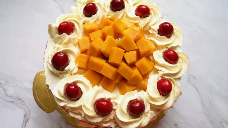 红丝绒水果裸蛋糕,放上最后一层蛋糕片，表面薄薄的抹上一层奶油，挤上一圈奶油花，放上<a style='color:red;display:inline-block;' href='/shicai/ 600'>樱桃</a>装饰，中间位置放上大块的火龙果和芒果。