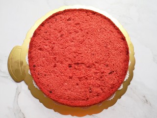 红丝绒水果裸蛋糕,蛋糕板上铺一张花边油纸，放上一片蛋糕。