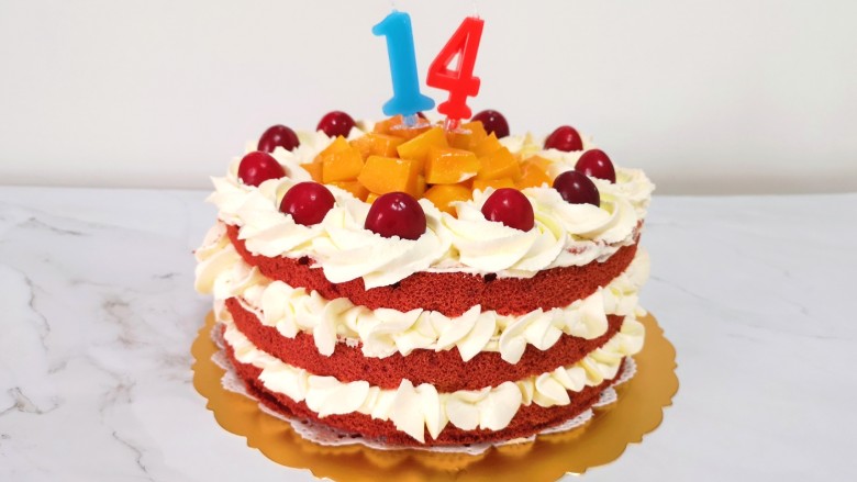 红丝绒水果裸蛋糕,插上生日蜡烛就是美美哒生日蛋糕啦！