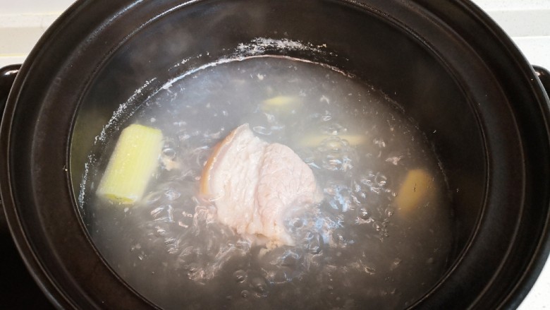 打卤面,煮好的肉汤，将肉捞出备用。