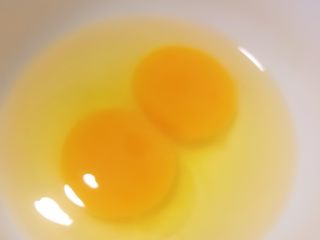 白玉菇鸡蛋汤,鸡蛋打散