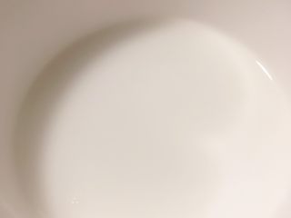 白玉菇鸡蛋汤,淀粉加适量的水 搅拌均匀