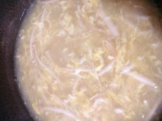 白玉菇鸡蛋汤,撒入鸡蛋液 并顺时针搅拌