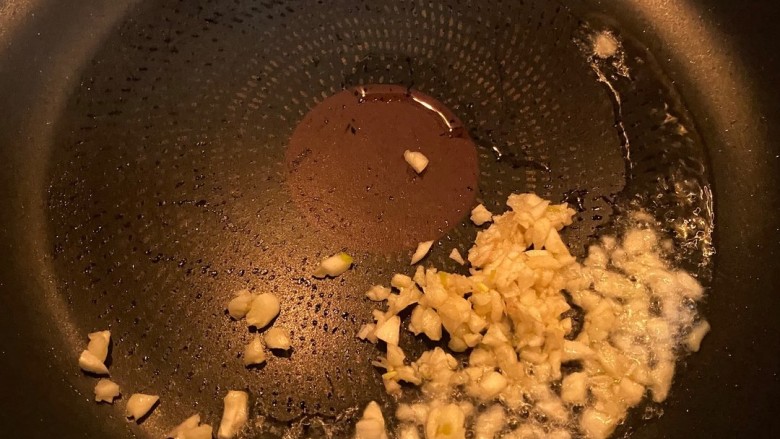 脆皮日本豆腐,另起锅，锅中加适量油炝香葱蒜