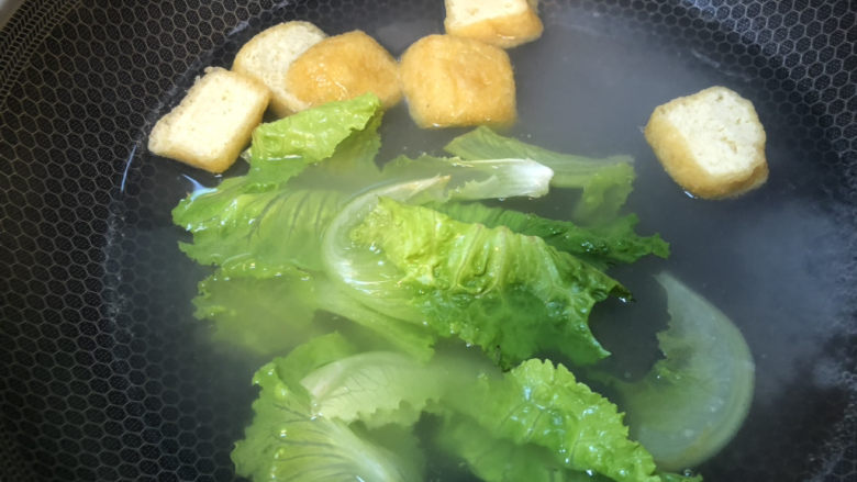 沙茶面,把生菜和油豆腐过一个刚才煮面的水，烫一下就好