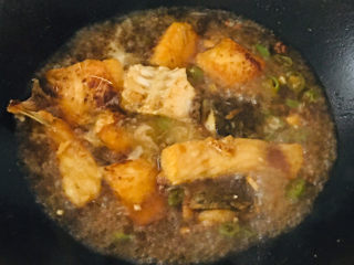 红烧草鱼,将调制好的汤汁倒入锅中，中火慢煮～