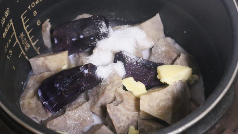 桑果酱芋泥奶茶,芋头紫薯去皮，切小块后倒入电压力锅，加清水，压力锅上上汽后压10分钟

