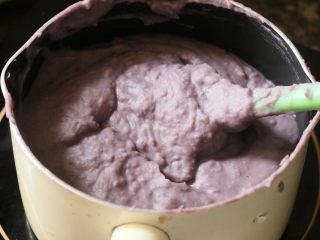 桑果酱芋泥奶茶,压力锅卸汽后开锅倒入细砂糖牛奶和黄油，用大汤勺压散芋头和紫薯，把芋泥混合均匀后再炒几分钟就可以了