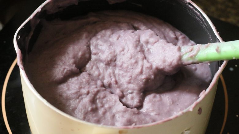 桑果酱芋泥奶茶,压力锅卸汽后开锅倒入细砂糖牛奶和黄油，用大汤勺压散芋头和紫薯，把芋泥混合均匀后再炒几分钟就可以了