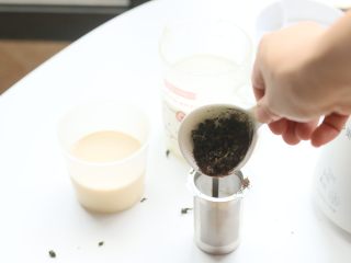 桑果酱芋泥奶茶,把乌龙茶倒进灵檬奶茶机滤网里