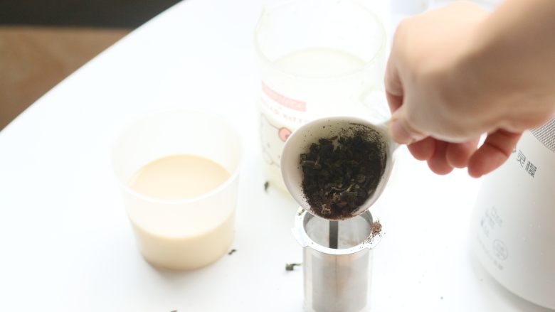 桑果酱芋泥奶茶,把乌龙茶倒进灵檬奶茶机滤网里