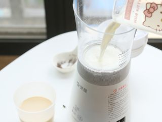 桑果酱芋泥奶茶,纯牛奶和淡奶倒入杯体里，选择奶茶功能