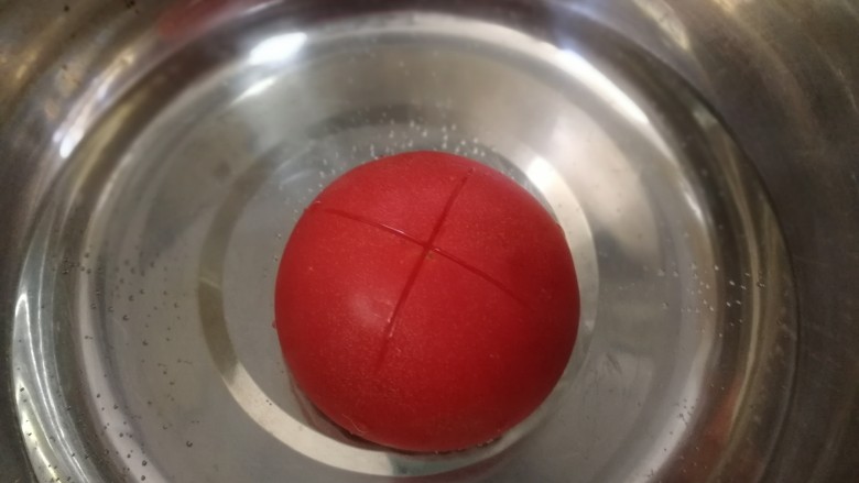 白玉菇鸡蛋汤,<a style='color:red;display:inline-block;' href='/shicai/ 59'>番茄</a>洗干净，顶部切十字花刀，开水滚烫一下。