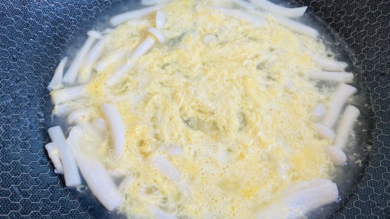 白玉菇鸡蛋汤,用筷子快速划散