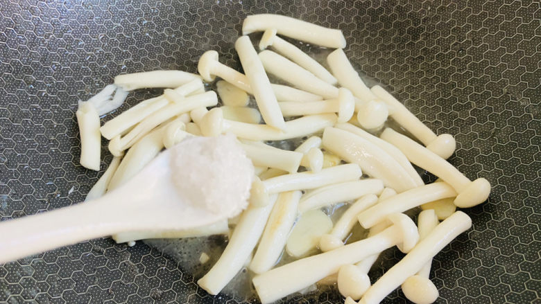 白玉菇鸡蛋汤,根据个人口味加入适量盐炒匀