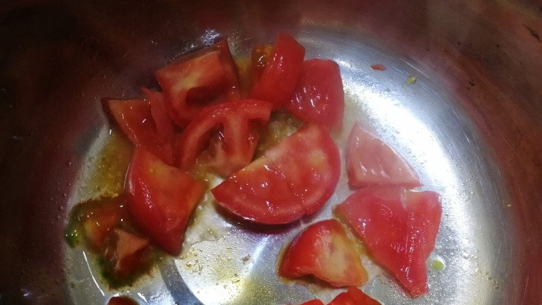 白玉菇鸡蛋汤,油热放入番茄翻炒，炒香。