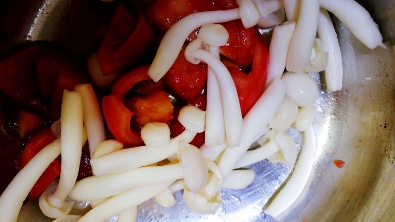 白玉菇鸡蛋汤,番茄炒软放入白玉菇。