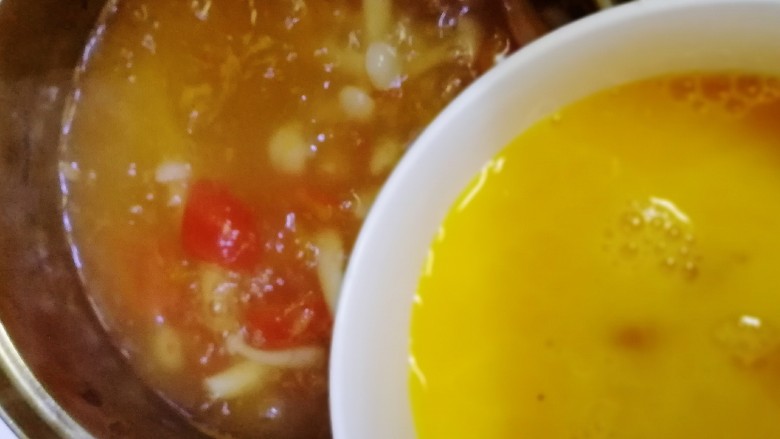 白玉菇鸡蛋汤,最小火，筷子头朝下贴在碗边慢慢倒入蛋液。