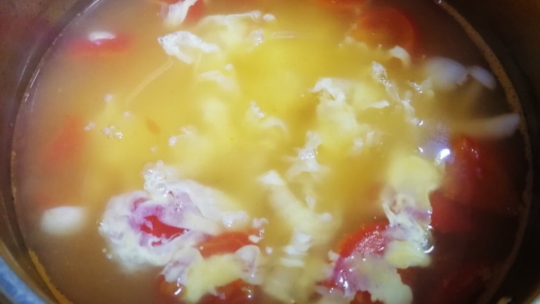 白玉菇鸡蛋汤,小火让蛋液凝固，蛋花慢慢飘起来。