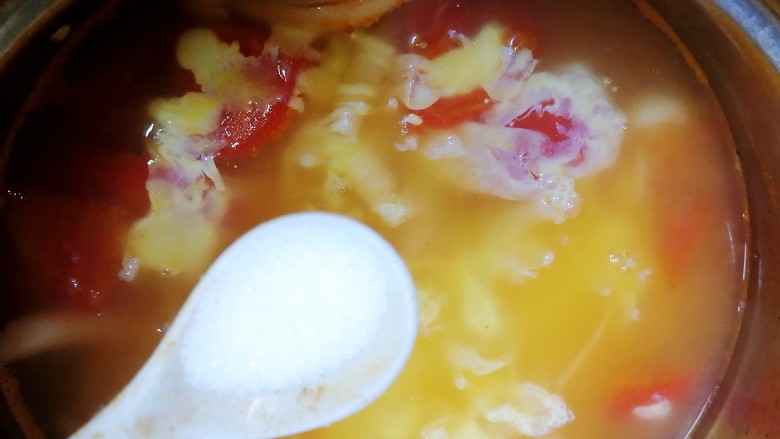 白玉菇鸡蛋汤,放一小勺盐调味。