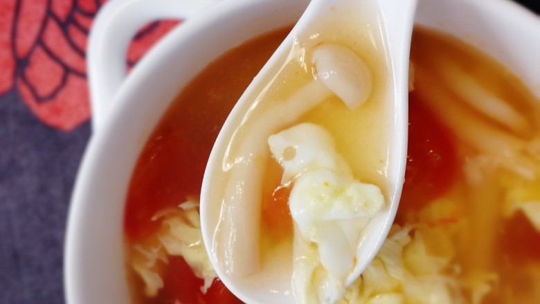 白玉菇鸡蛋汤,白玉菇和鸡蛋滑嫩，汤汁清爽不油腻。