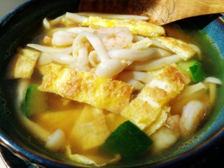白玉菇鸡蛋汤,鲜美营养，餐前先喝一碗，暖心暖胃营养健康，作为减脂汤可首选。