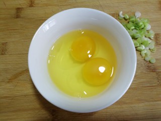 白玉菇鸡蛋汤,准备葱花，两个鸡蛋打入碗中。