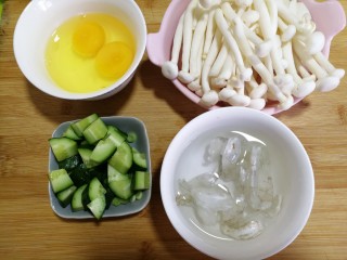 白玉菇鸡蛋汤,冷冻的虾仁泡入水中解冻，准备好所有材料。